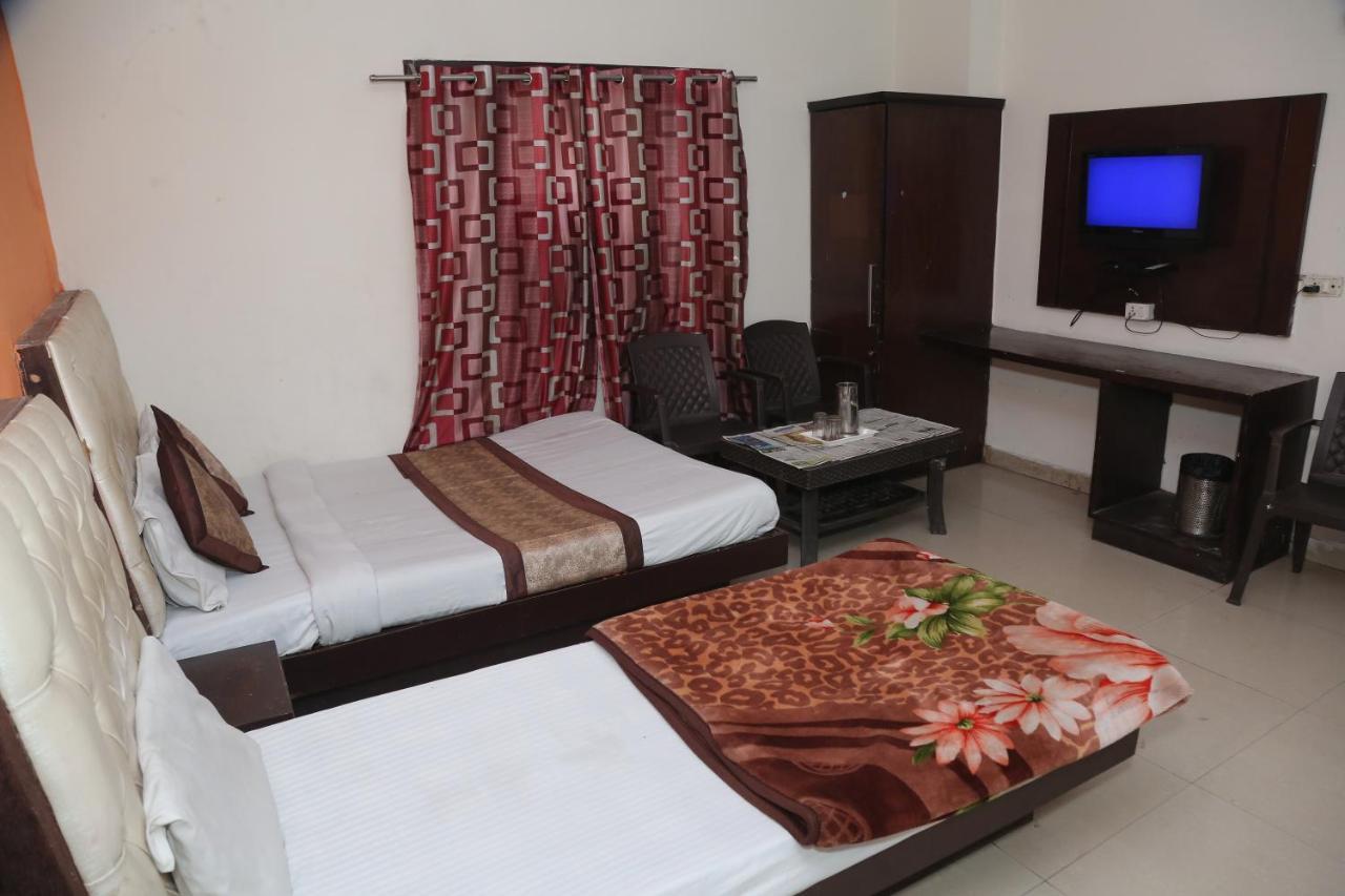 Aura Deluxe Hotel New Delhi