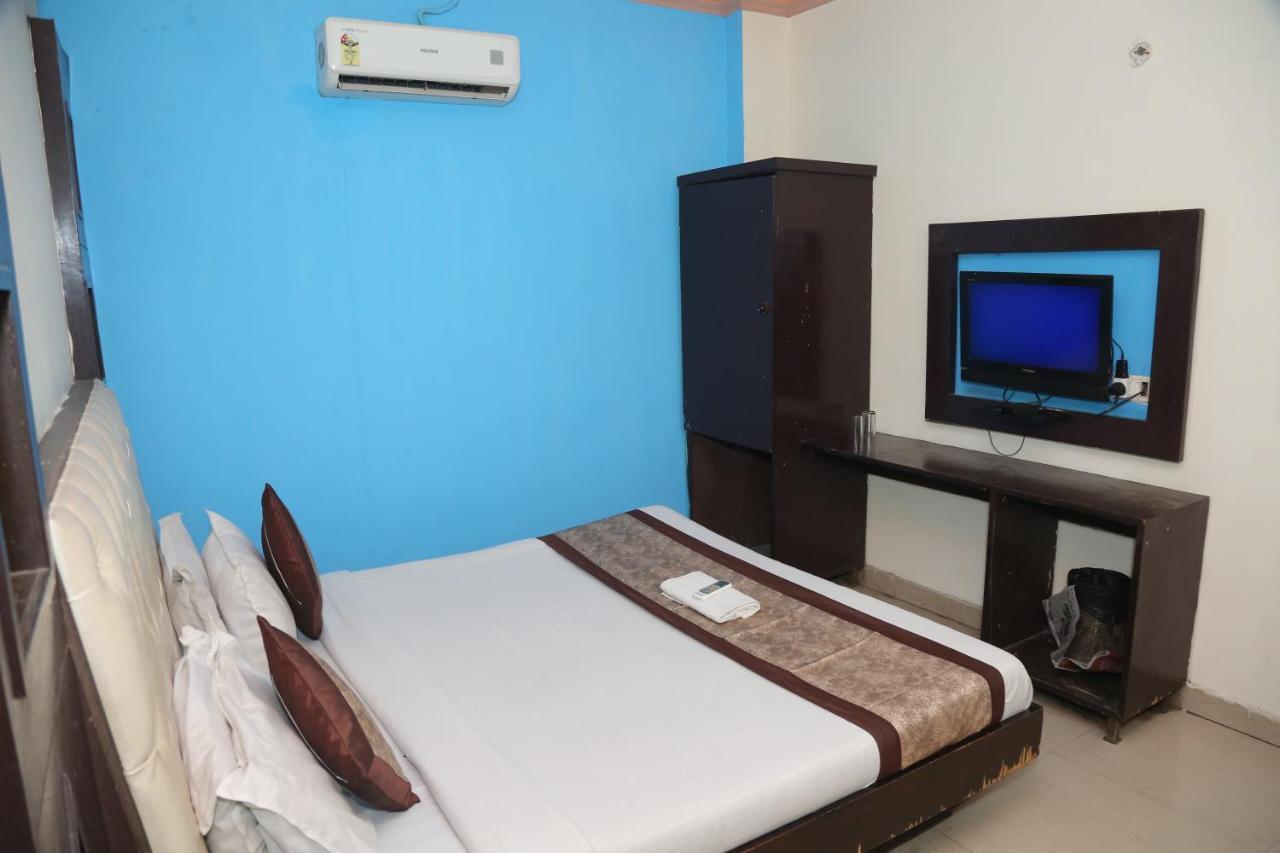 Hotel Aura Deluxe New Delhi