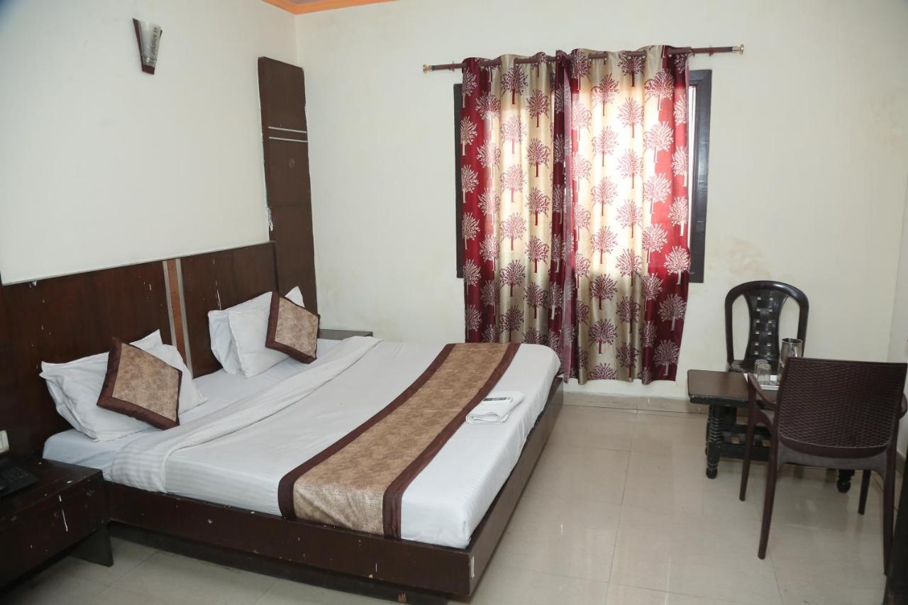 Aura Deluxe Hotel 3*