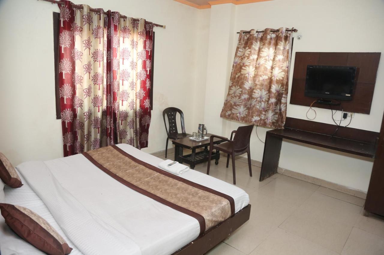 Hotel Aura Deluxe New Delhi