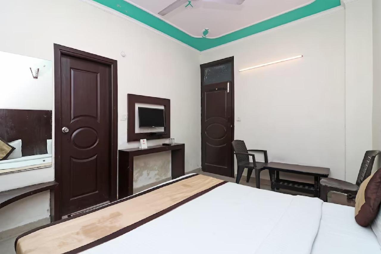 Aura Deluxe Hotel New Delhi