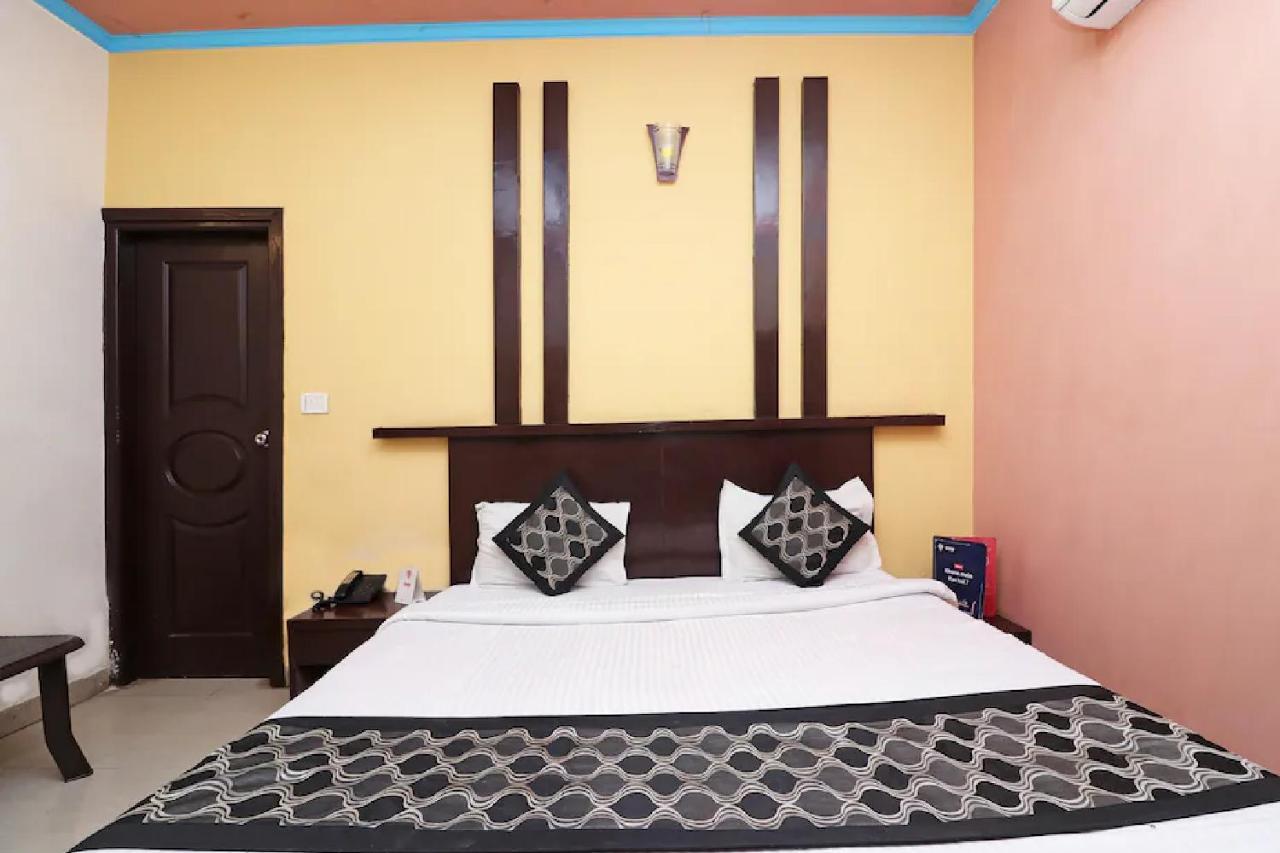 Aura Deluxe Hotel
