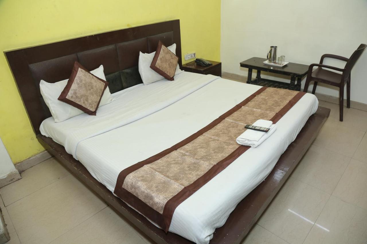 Hotel Aura Deluxe New Delhi