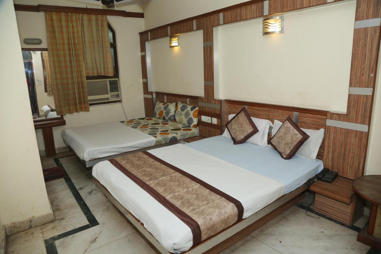 Hotel Aura Deluxe New Delhi