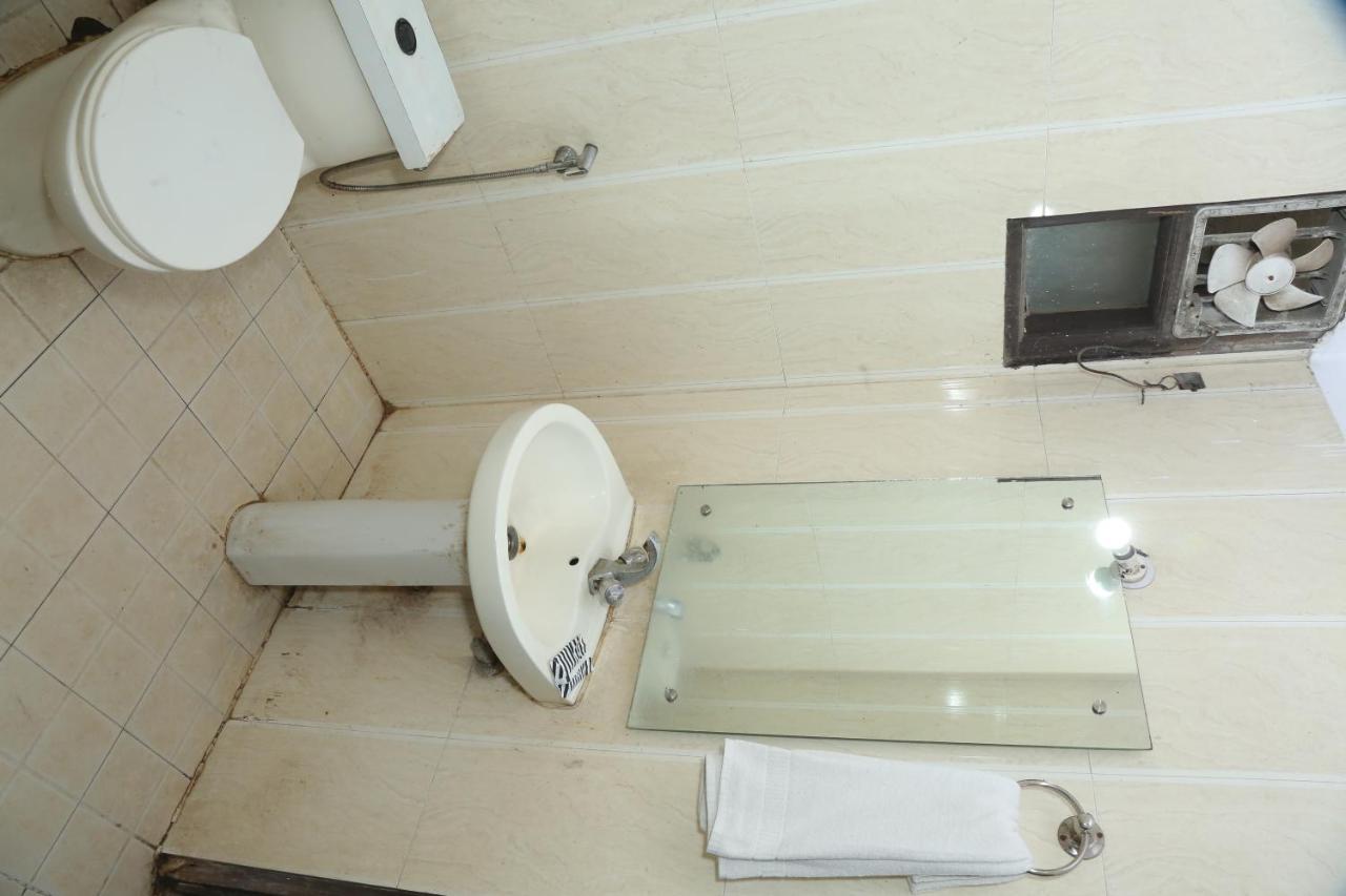 Hotel Aura Deluxe New Delhi