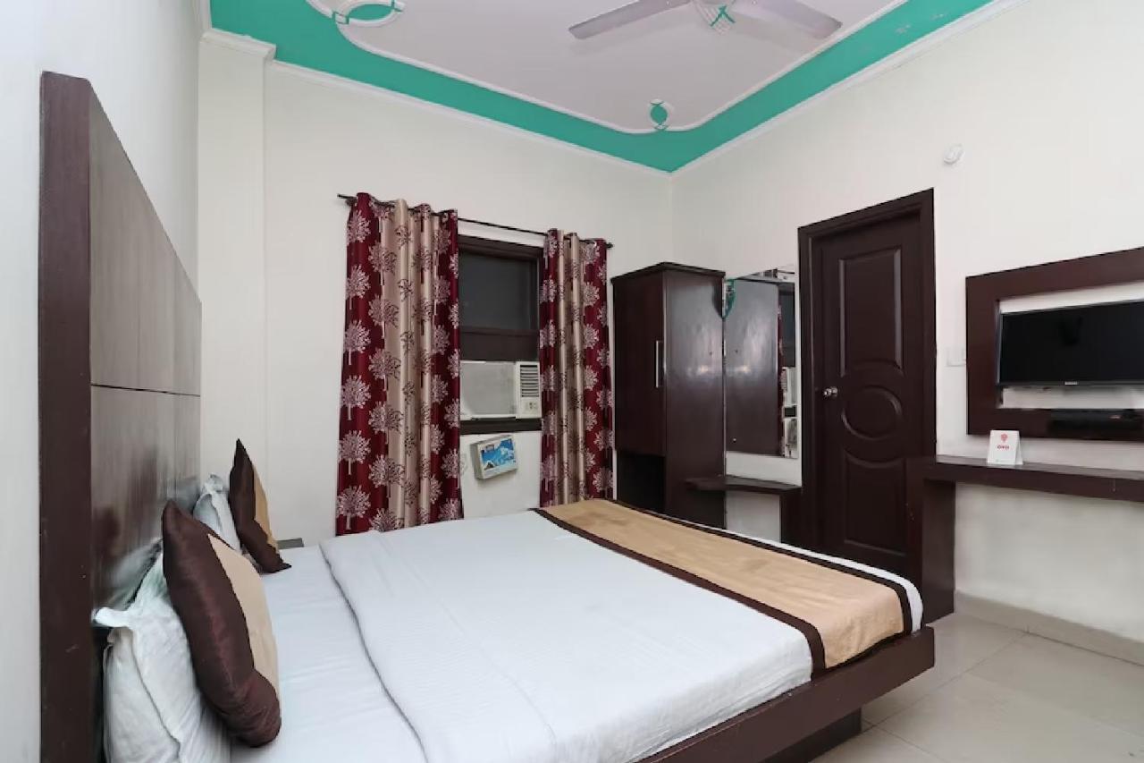 Aura Deluxe Hotel
